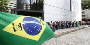 Activists and artists against the extinction of the Ministry of Culture by the acting president, Michel Temer, promote an "abracaco" and occupy the Capanema Palace, in the center of Rio de Janeiro, southeastern Brazil, on May 16, 2016. Photo: WILTON JUNIOR/ESTADAO CONTEUDO